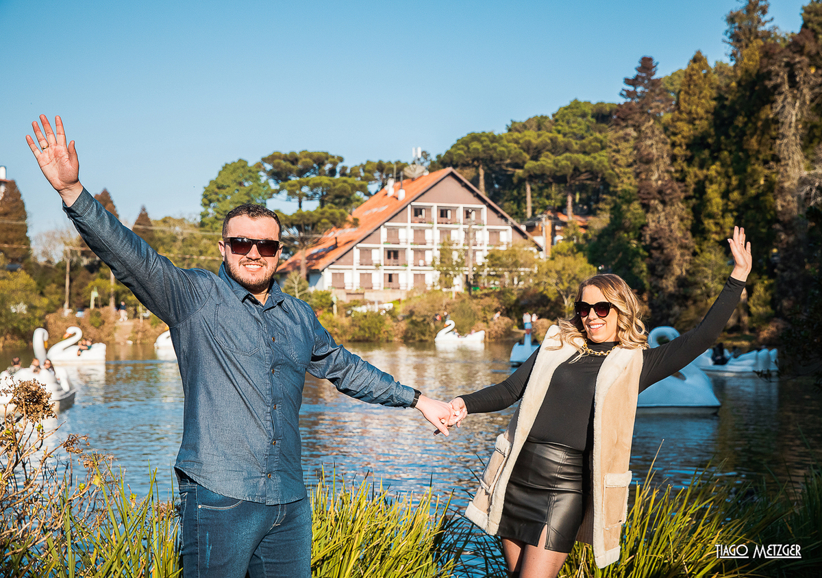 Pórtico de Entrada; Hotel Coline de France; Ensaio de casal; Ensaio em Gramado e Canela; Tiago Metzger; Casamentos dos sonhos; Rua torta; ensaio de casal em gramado; Lago Negro