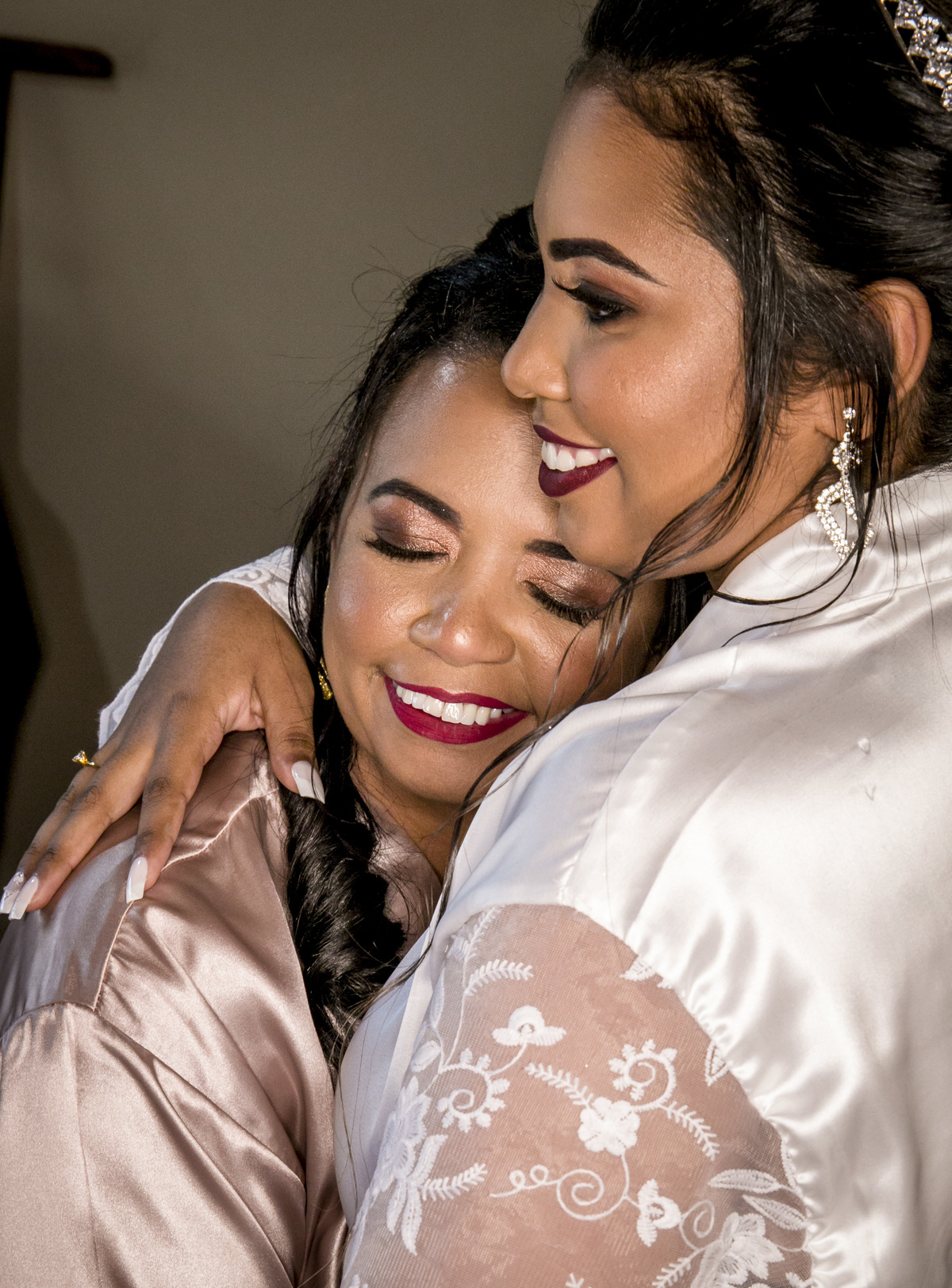 Noiva abraçando a mãe no make-of Mariana MG