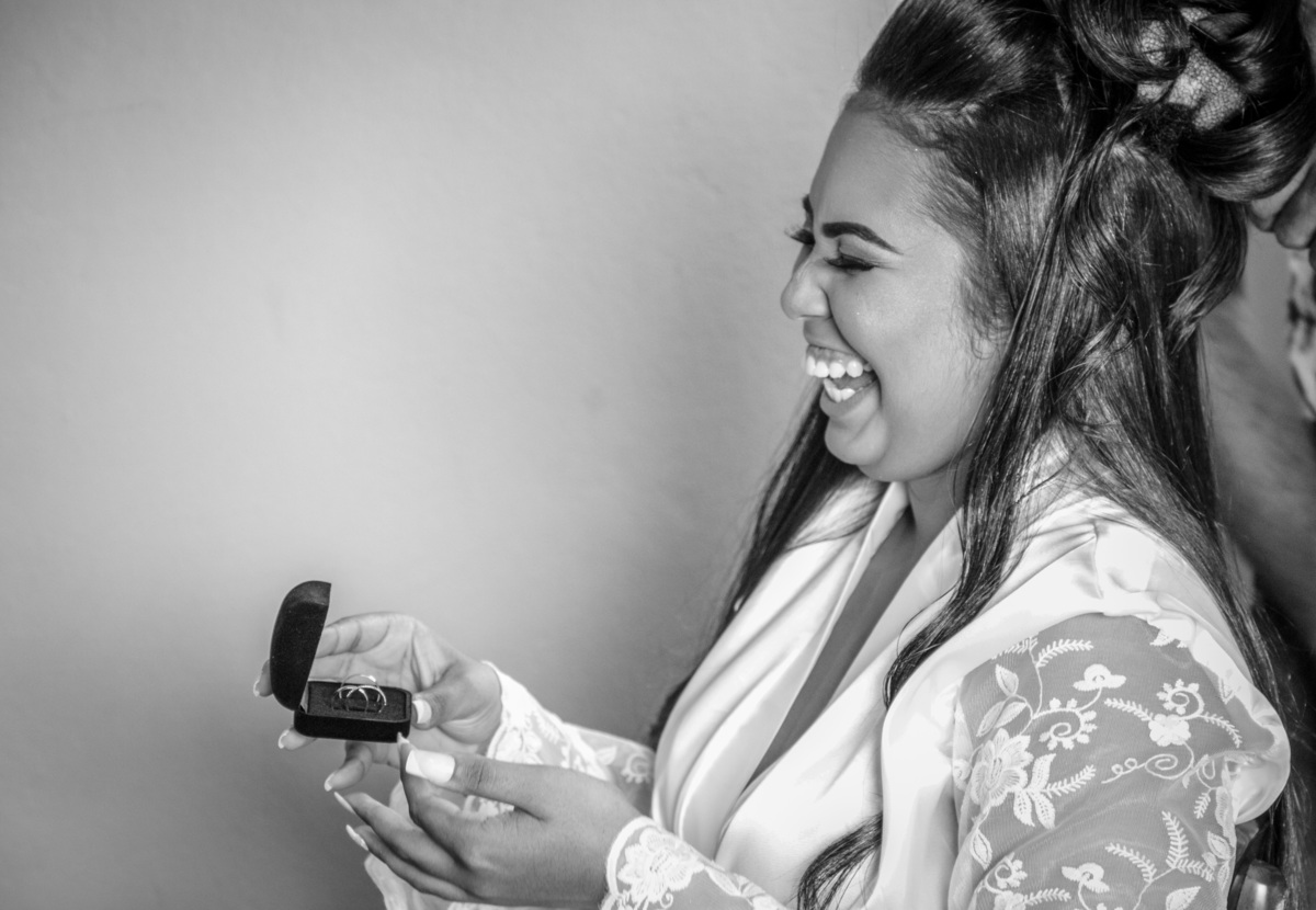 Noiva vendo as alianças no Make-of Mariana MG