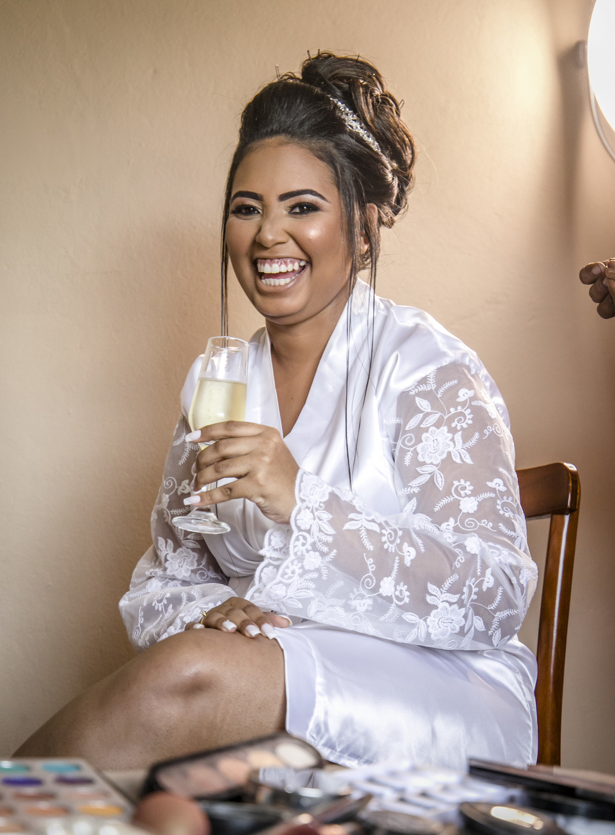 Noiva bebendo champagne no Make-of Mariana MG