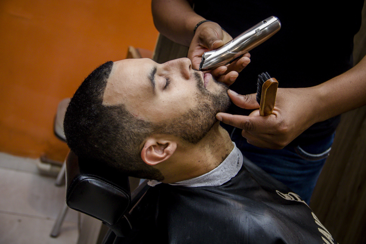 Noivo fazendo barba antes do casamento, Mariana MG