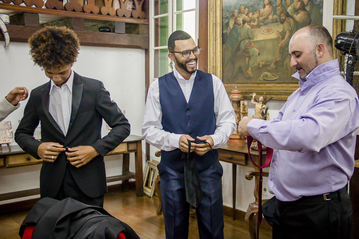 Noivo se arrumando para o  casamento, Mariana MG