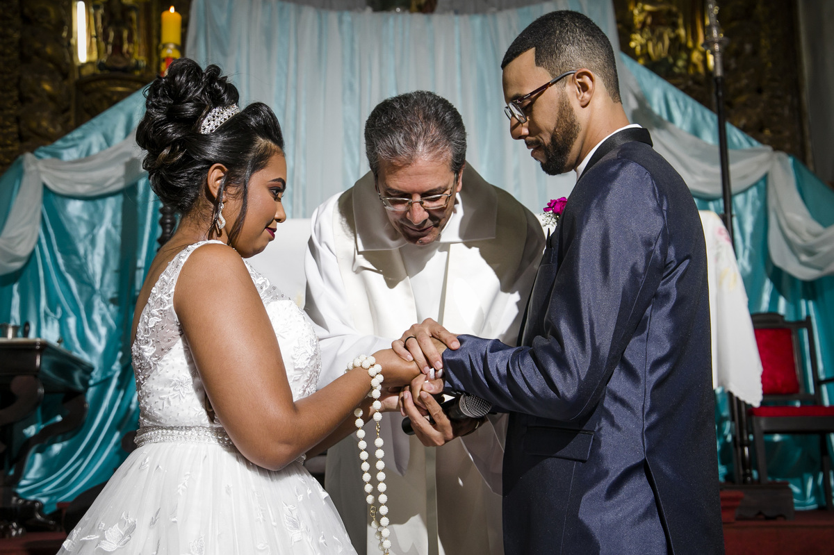 padre selando o casamento de Thaynara e Jonathan igreja Senhora da Glóriaem Passagem de Mariana Mariana MG