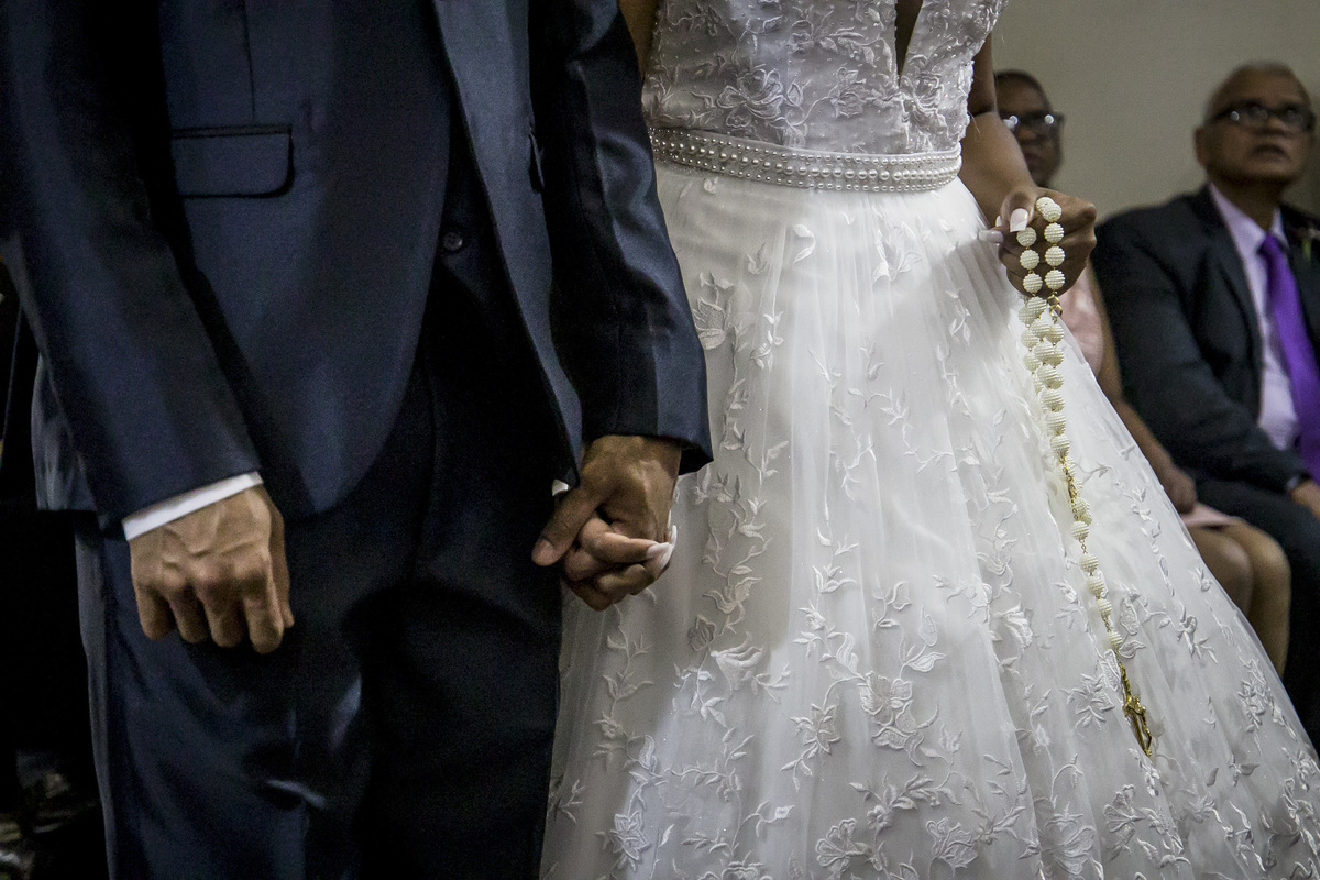 Carinho e cumplicidade dos noivos durante a celebração na Igreja da Glória no Distrito de Passagem de Mariana em Mariana, MG