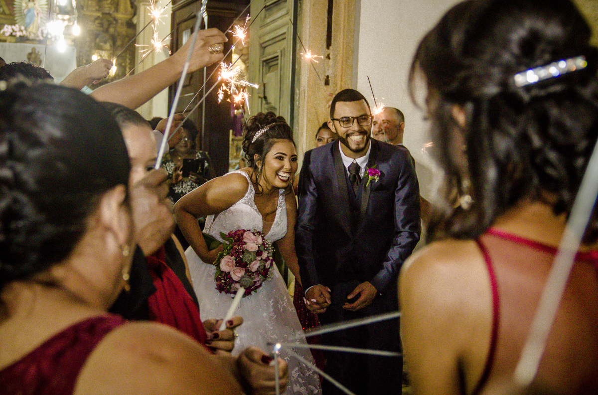 Saida de noivos da igreja com fogos Thaynara e Jonathan Passagem de Mariana Mariana MG