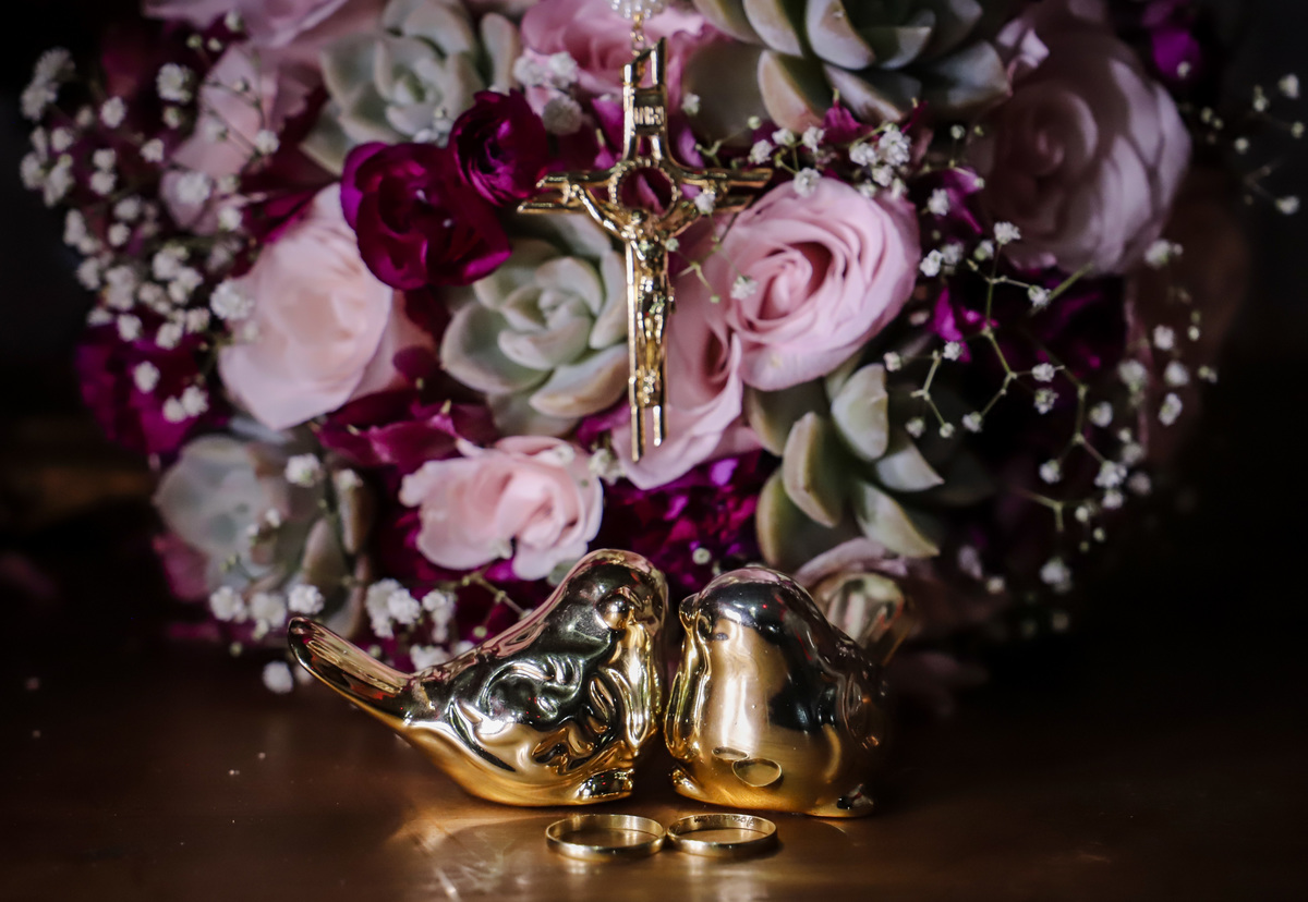 fotografia das Alianças e bouquet casamento Thaynara e Jonathan