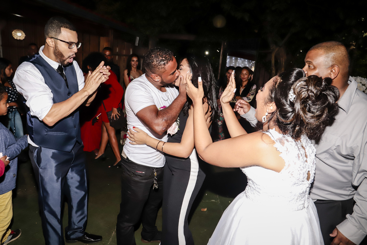 Após pegar o bouquet, moça recebe longo beijo de seu namorado no casamento de Thaynara e Jonathan, Cantinho verde, Passagem de Mariana, Mariana MG