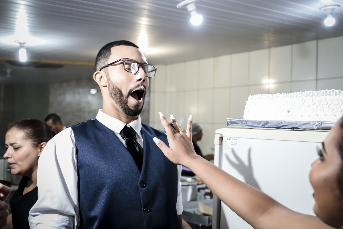 Noiva passa bolo no rosto do noivo em recepção e ele se assusta, Casamento thaynara e Jonathan, Cantinho verde, Passagem de Mariana, Mariana MG