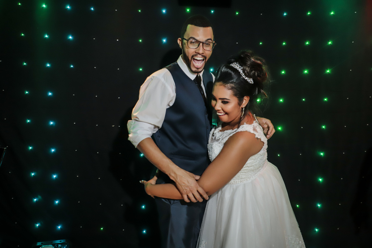 Noiva Thaynara dando uma pegadinha na bunda do noivo durante a dança na recepção, Cantinho verde, Passagem de Mariana, Mariana MG