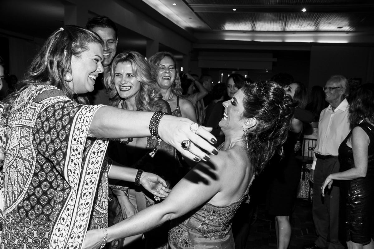 Casamento de Luciana Resende e Alexandre, recepção sabor e arte em Ouro Preto, minas gerais, noiva e amigas