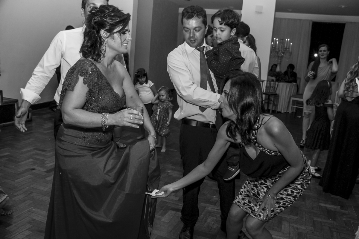 Casamento de Luciana Resende e Alexandre, recepção sabor e arte em Ouro Preto, minas gerais, amiga abanando a noiva