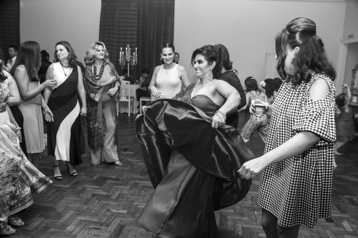 Casamento de Luciana Resende e Alexandre, recepção sabor e arte em Ouro Preto, minas gerais, noiva dançando