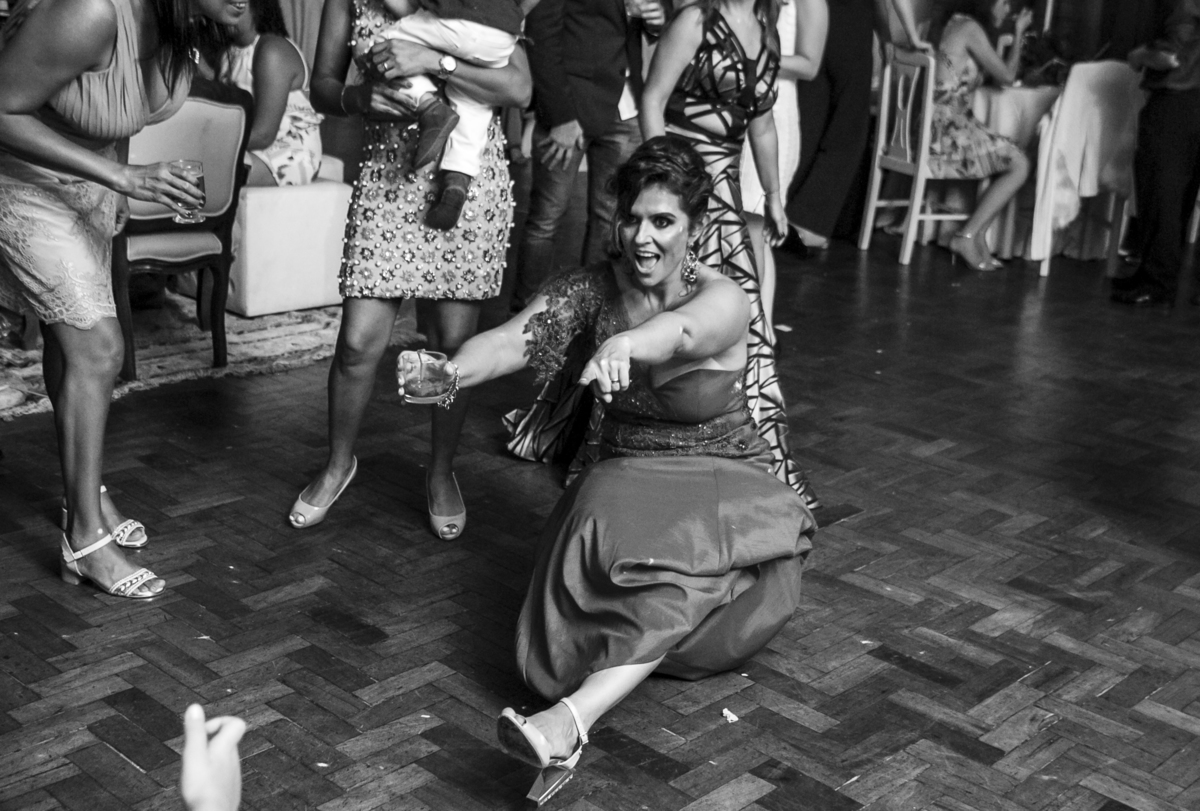Casamento de Luciana Resende e Alexandre, recepção sabor e arte em Ouro Preto, minas gerais, noiva dançando