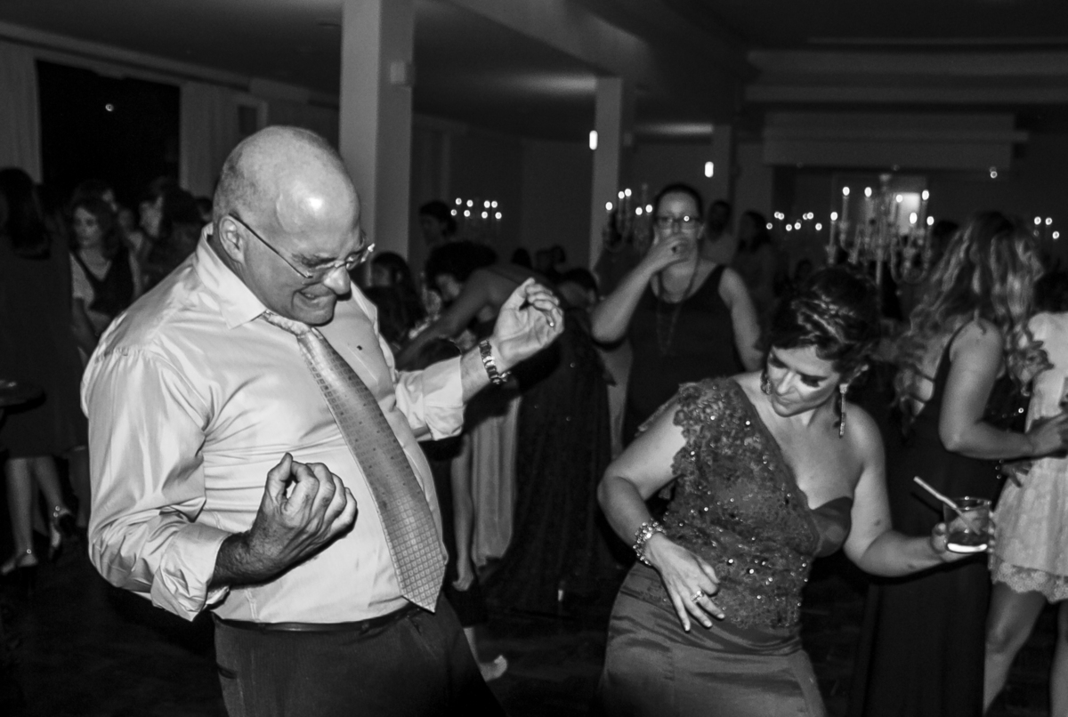 Casamento de Luciana Resende e Alexandre, recepção sabor e arte em Ouro Preto, minas gerais, noiva dançando