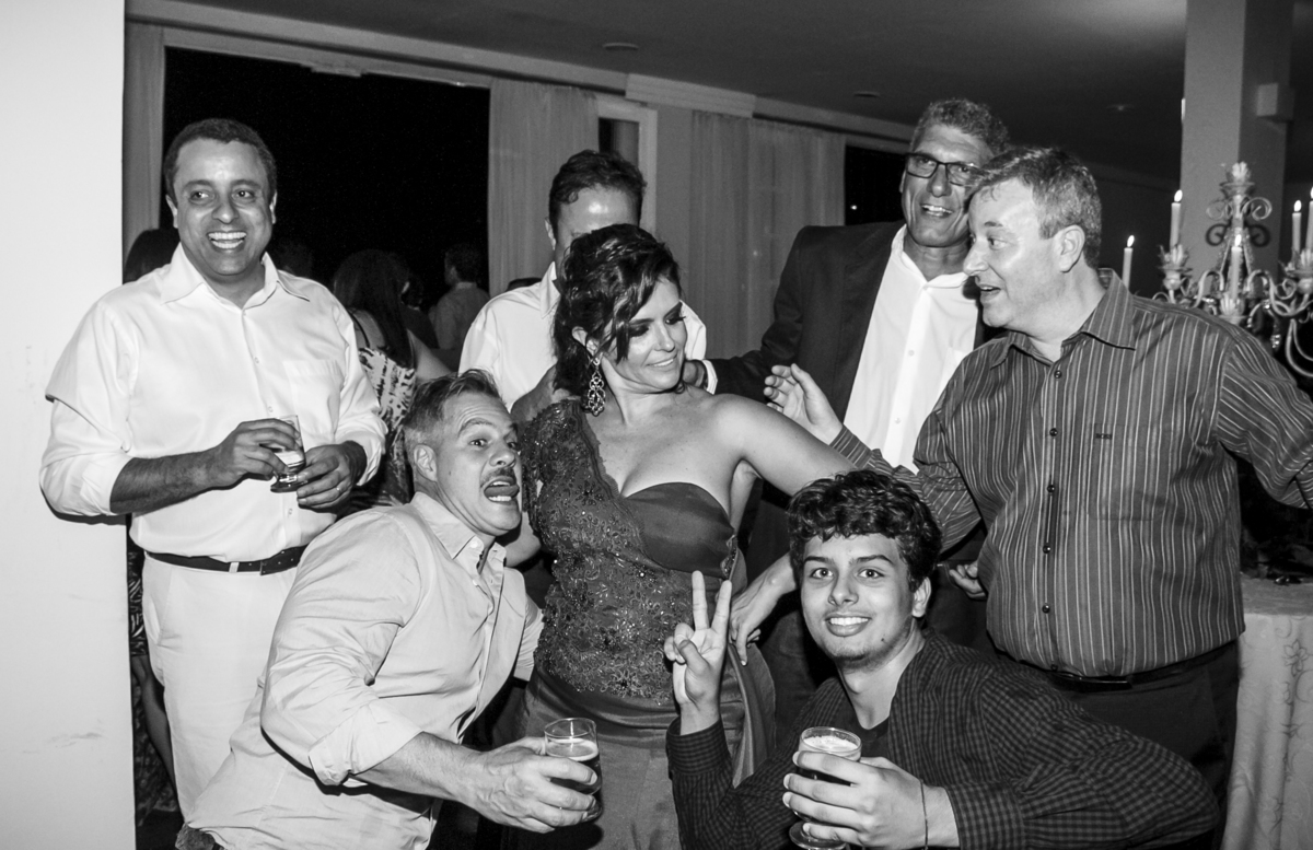 Casamento de Luciana Resende e Alexandre, recepção sabor e arte em Ouro Preto, minas gerais, noiva dançando com amigos e padrinhos, fotografia criativa