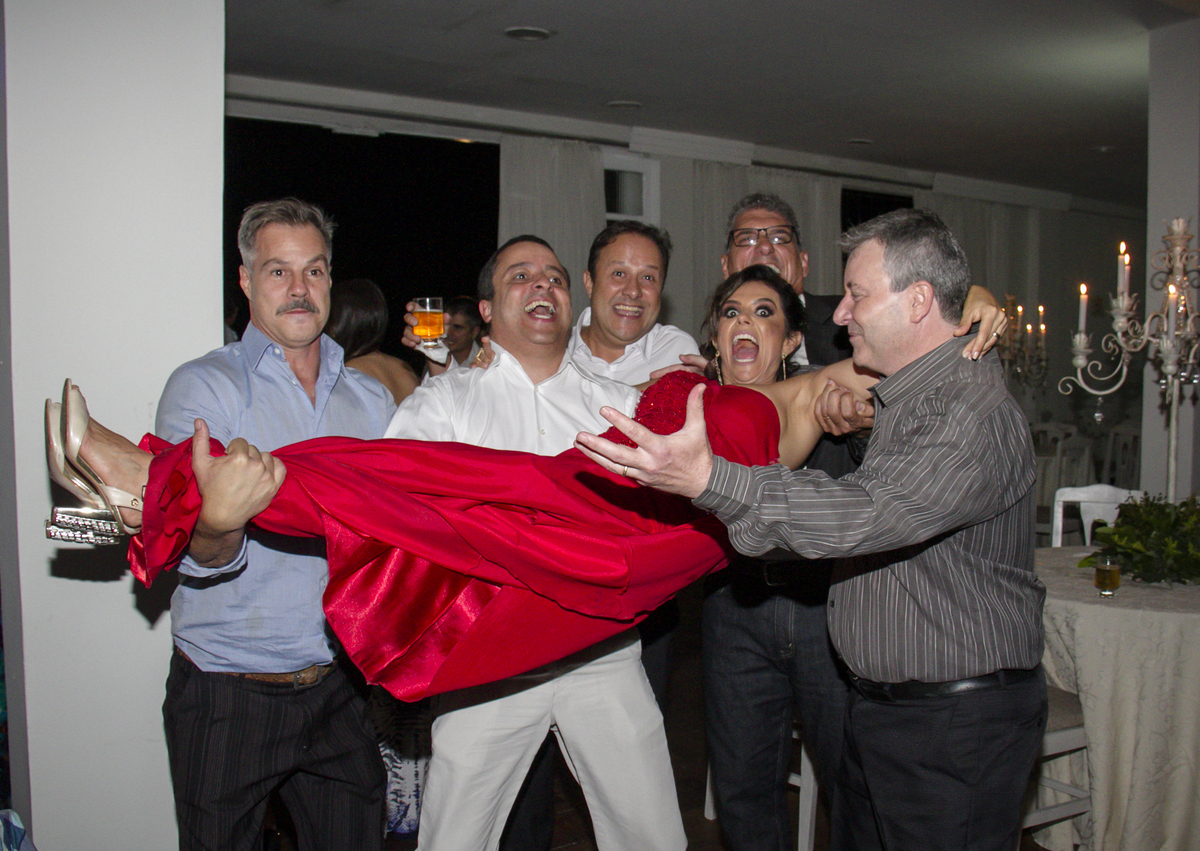 Casamento de Luciana Resende e Alexandre, recepção sabor e arte em Ouro Preto, minas gerais, noiva sendo jogada para o ar