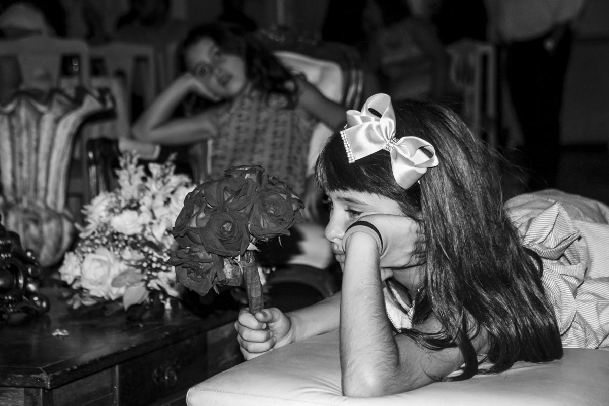 Casamento de Luciana Resende e Alexandre, recepção sabor e arte em Ouro Preto, minas gerais, garotinhas cansadas de tanto festejar e com bouquet na mão