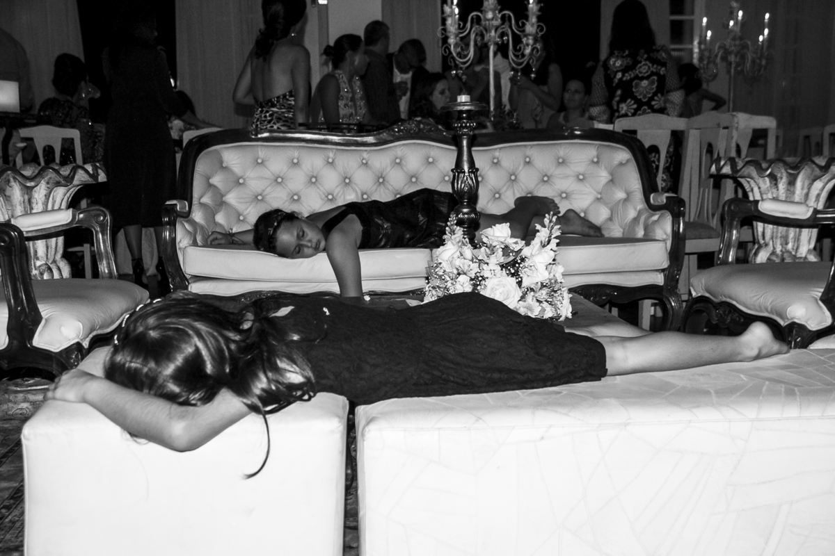 Casamento de Luciana Resende e Alexandre, recepção sabor e arte em Ouro Preto, minas gerais, noiva dançando, garotinhas dormem durante recepção do casamento