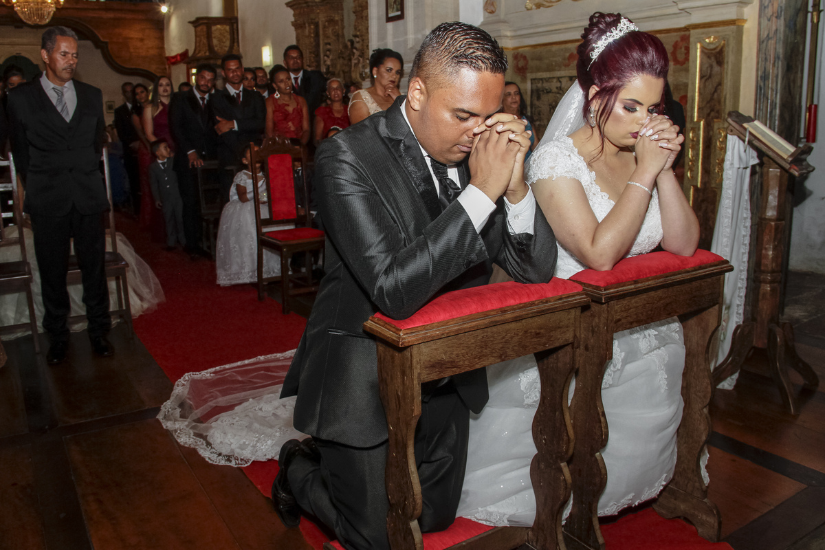 Casamento Tamires e Michael, igreja Santa efigênia, Ouro Preto Minas gerais, rrezando