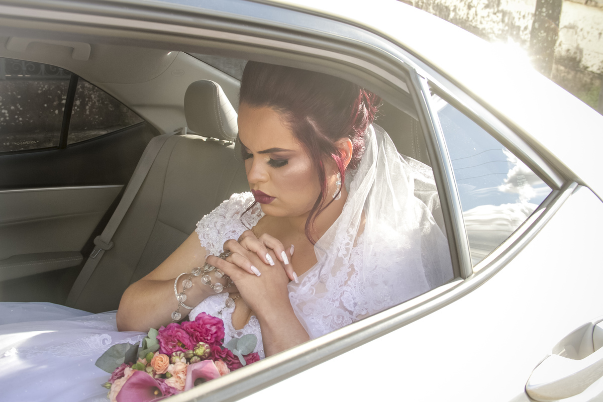 Make of noiva Tamiris produção Alessandra de Abreu, ouro preto Minas gerais, noiva rezando na porta da igreja antes da cerimônia
