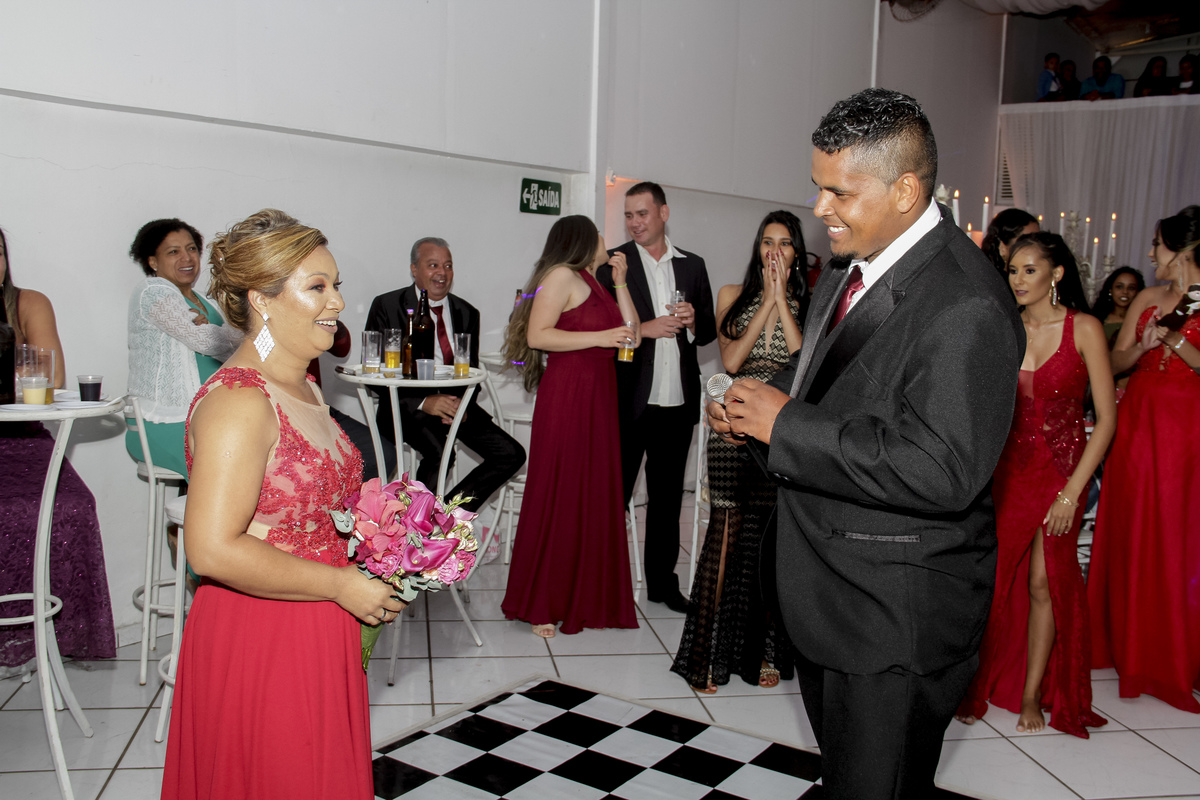 Noiva Tamiris dá seu bouquet para cunhada, irmão pede ela em casamente durante recepção e ela aceita, Espaço Uzzo Eventos, Ouro Preto, minas gerais