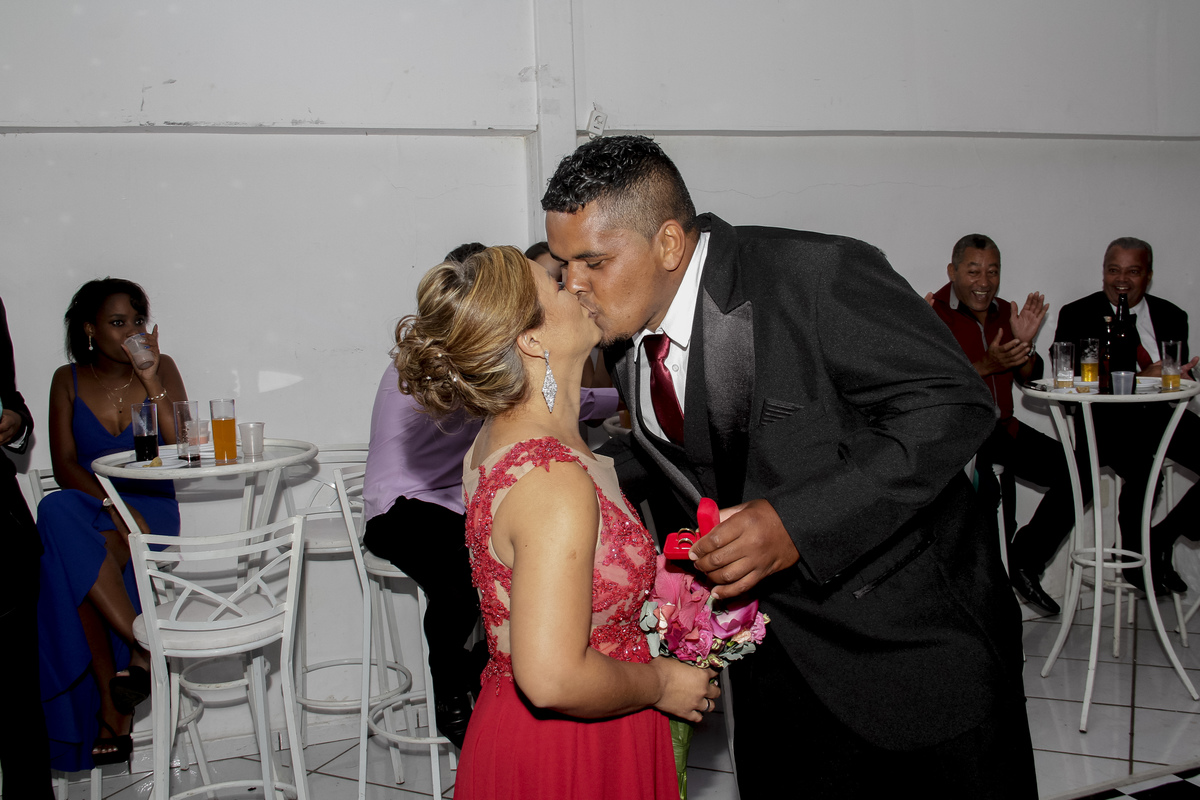 Noiva Tamiris dá seu bouquet para cunhada, irmão pede ela em casamente durante recepção e ela aceita, Espaço Uzzo Eventos, Ouro Preto, minas gerais