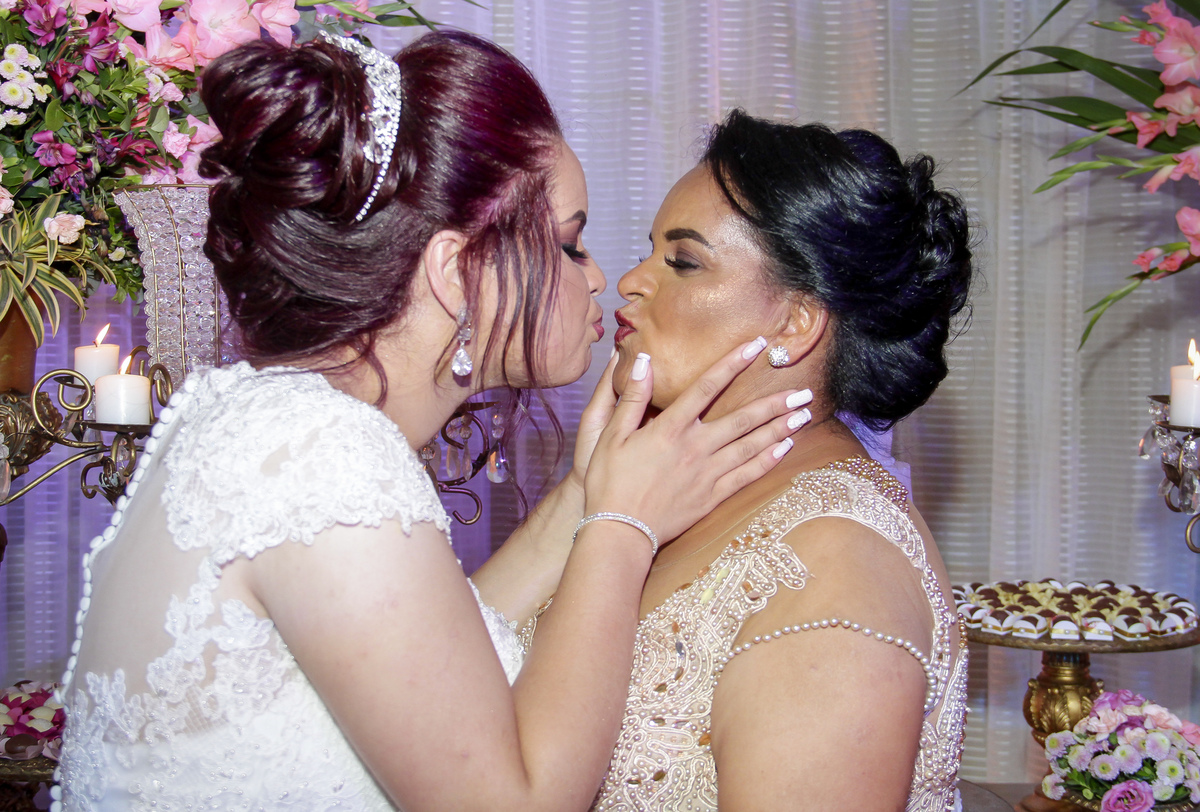 Recepção de casamento de Tamiris e Michael no Espaço Uzzo eventos em Ouro Preto, Minas gearis, noiva beijando a mãe