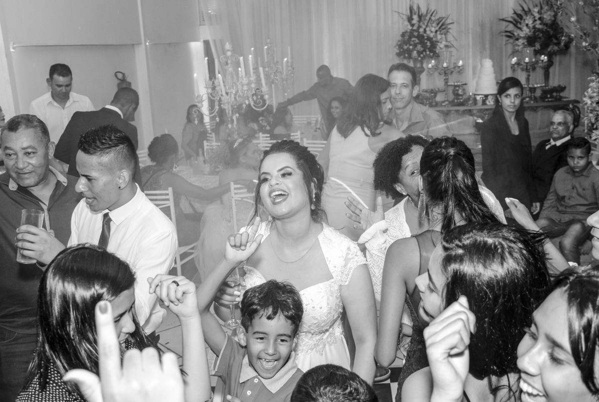 Recepção de casamento de Tamiris e Michael no Espaço Uzzo eventos em Ouro Preto, Minas gearis, noiva dançando