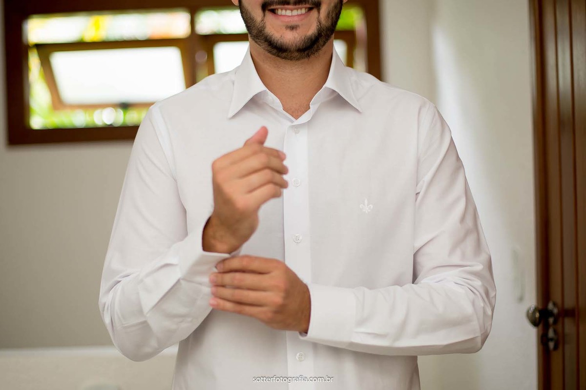 Noivo se arrumando, noivo em trancoso, casar em trancoso, casamento em trancoso, casamento em arraial dajuda, fotografo em trancoso, fotografo em arraial dajuda, fotografo de casamento em trancoso,