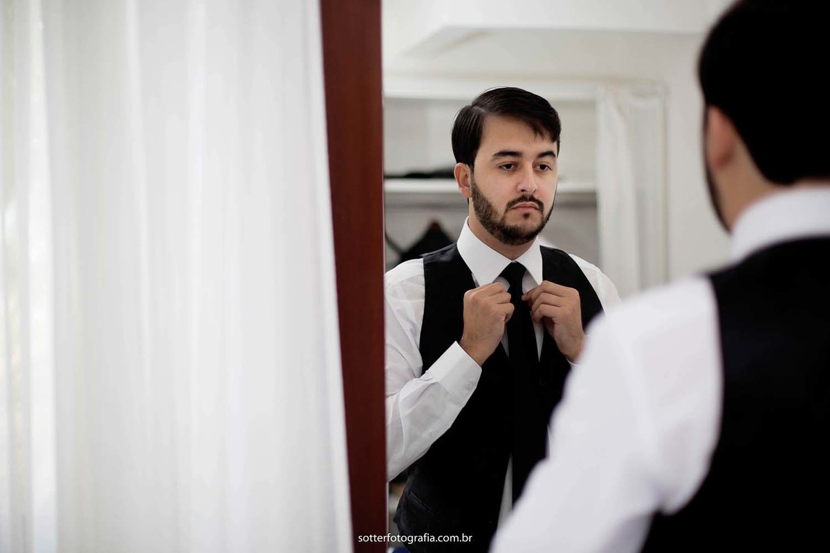 Arrumando a gravata,noivo em trancoso, casar em trancoso, casamento em trancoso, casamento em arraial dajuda, fotografo em trancoso, fotografo em arraial dajuda, fotografo de casamento em trancoso,
