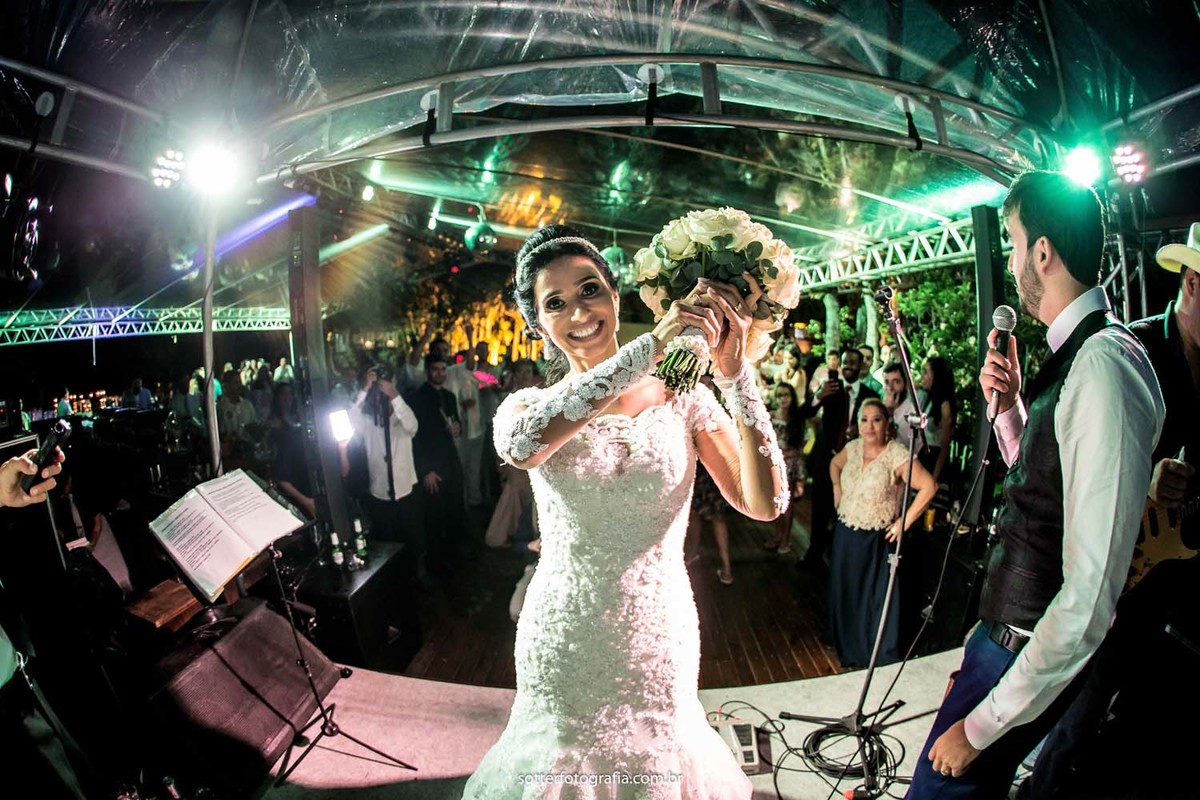 jogando o buque,noivo em trancoso, casar em trancoso, casamento em trancoso, casamento em arraial dajuda, fotografo em trancoso, fotografo em arraial dajuda, fotografo de casamento em trancoso,