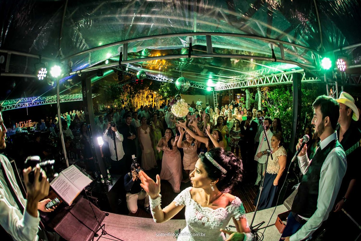 jogando o buque,noivo em trancoso, casar em trancoso, casamento em trancoso, casamento em arraial dajuda, fotografo em trancoso, fotografo em arraial dajuda, fotografo de casamento em trancoso,