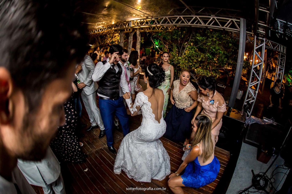jogando o buque,noivo em trancoso, casar em trancoso, casamento em trancoso, casamento em arraial dajuda, fotografo em trancoso, fotografo em arraial dajuda, fotografo de casamento em trancoso,