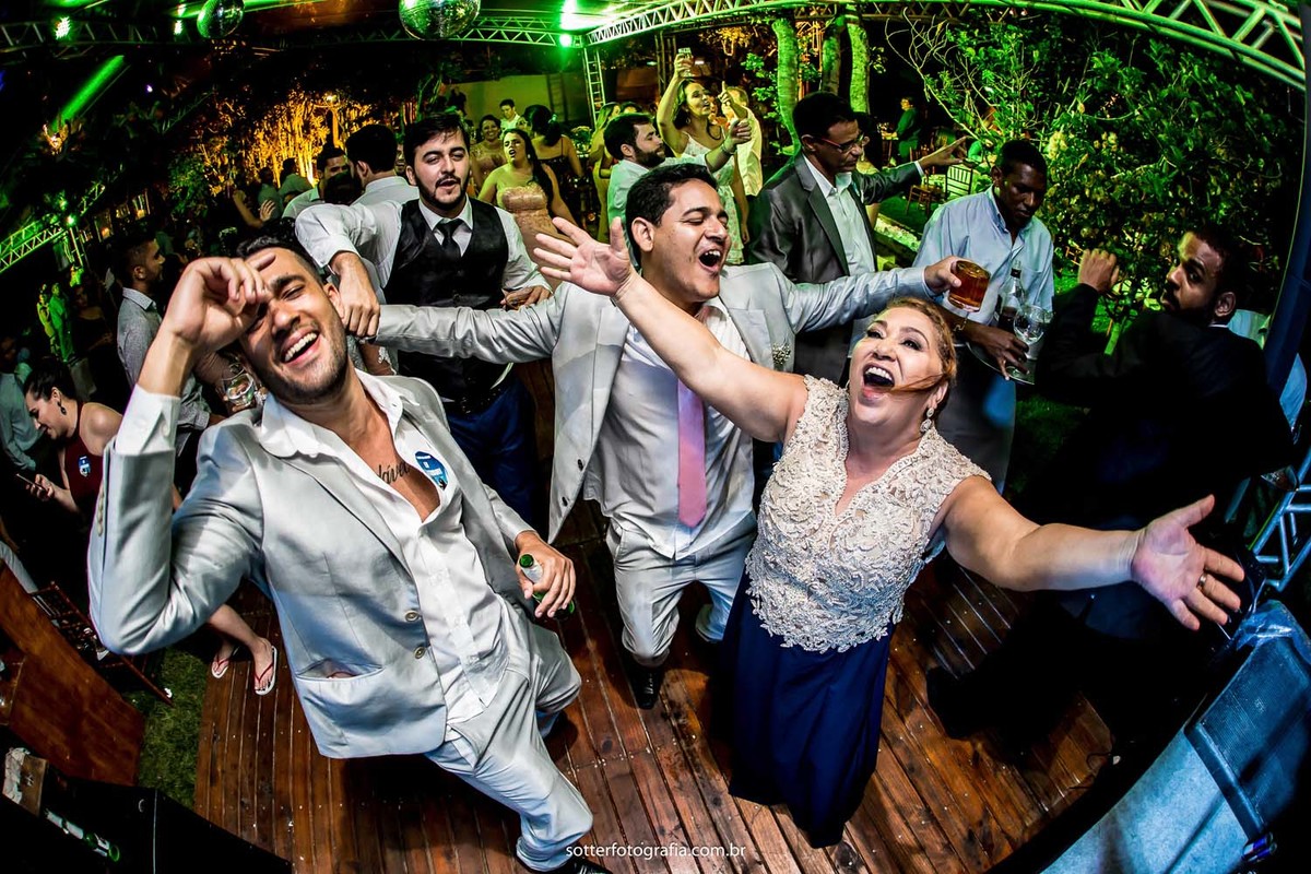 jogando o buque,noivo em trancoso, casar em trancoso, casamento em trancoso, casamento em arraial dajuda, fotografo em trancoso, fotografo em arraial dajuda, fotografo de casamento em trancoso,