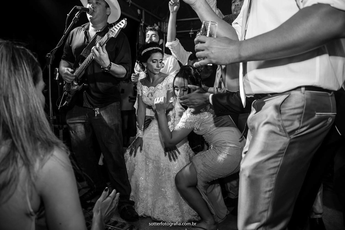 jogando o buque,noivo em trancoso, casar em trancoso, casamento em trancoso, casamento em arraial dajuda, fotografo em trancoso, fotografo em arraial dajuda, fotografo de casamento em trancoso,