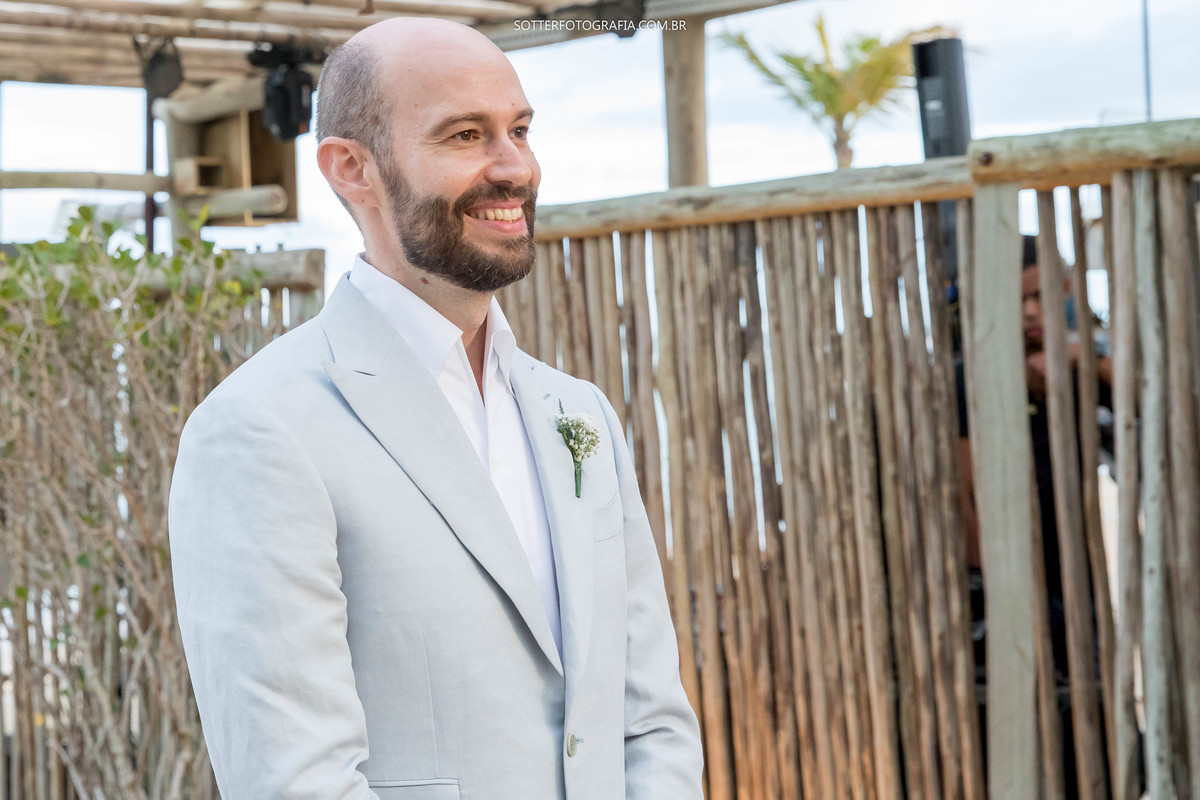 noivo emocionado, casamento