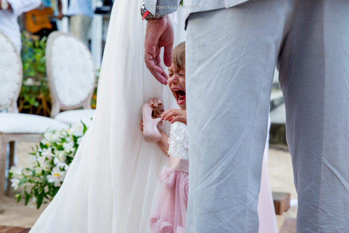 criança chorando no casamento