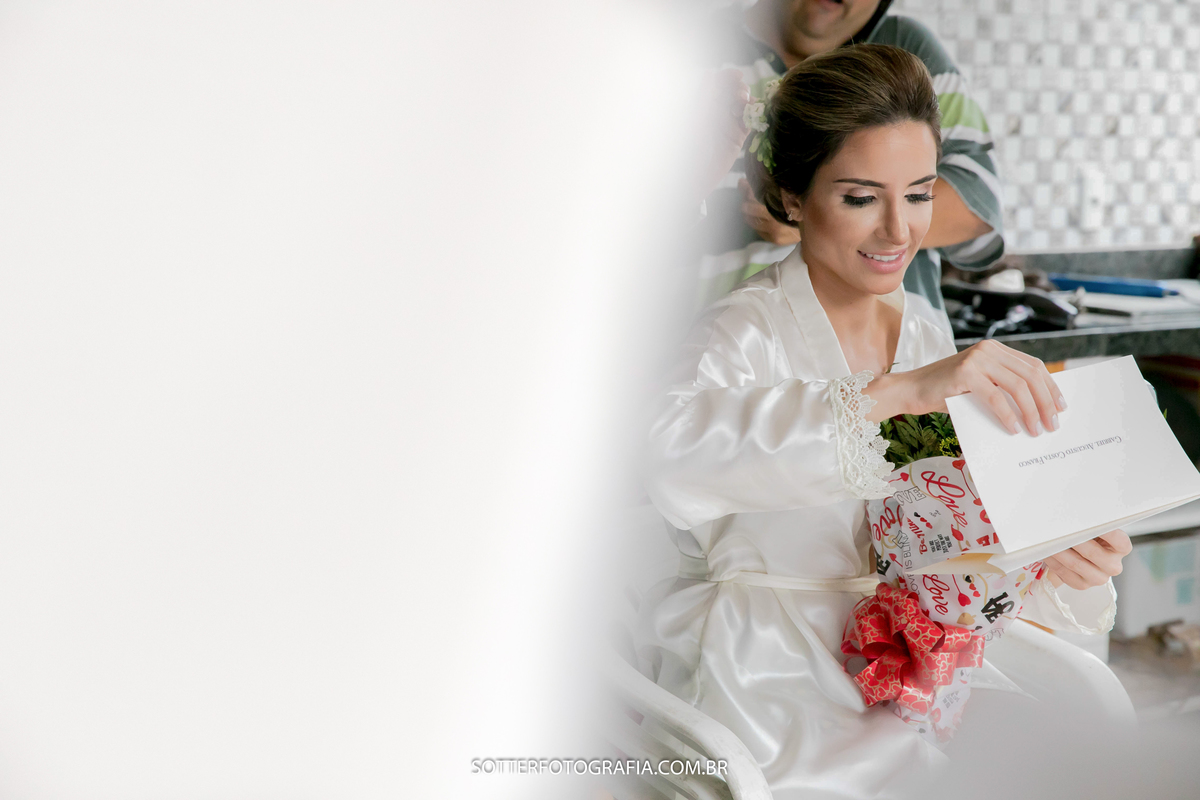 noiva recebendo cartão do noivo antes do casamento 