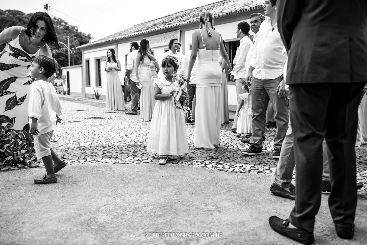 crianças na porta da igreja 