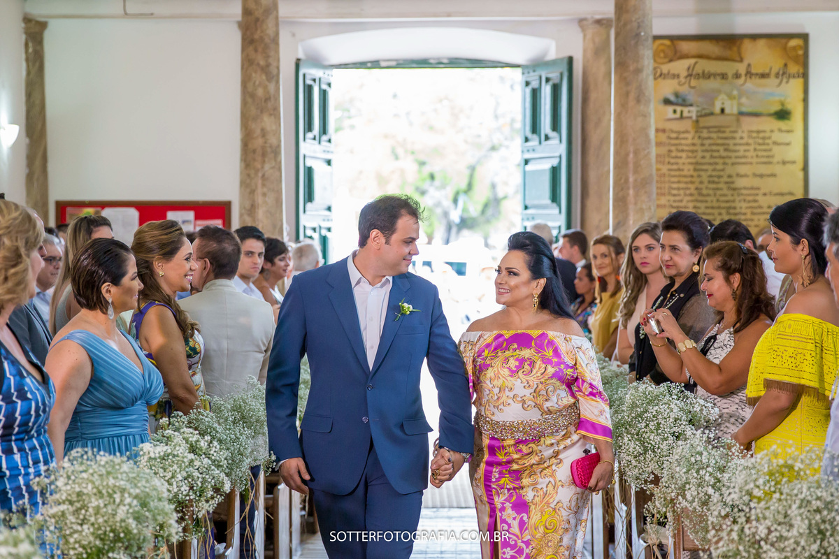 entrada do noivo com a mae