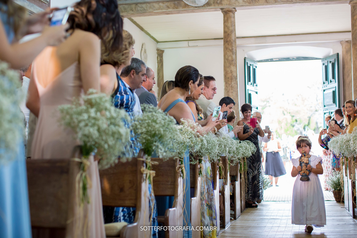 entrada da criança segurando a santa 