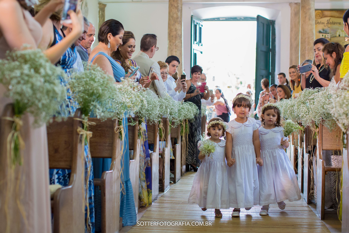 tres crianças entrando na igreja 