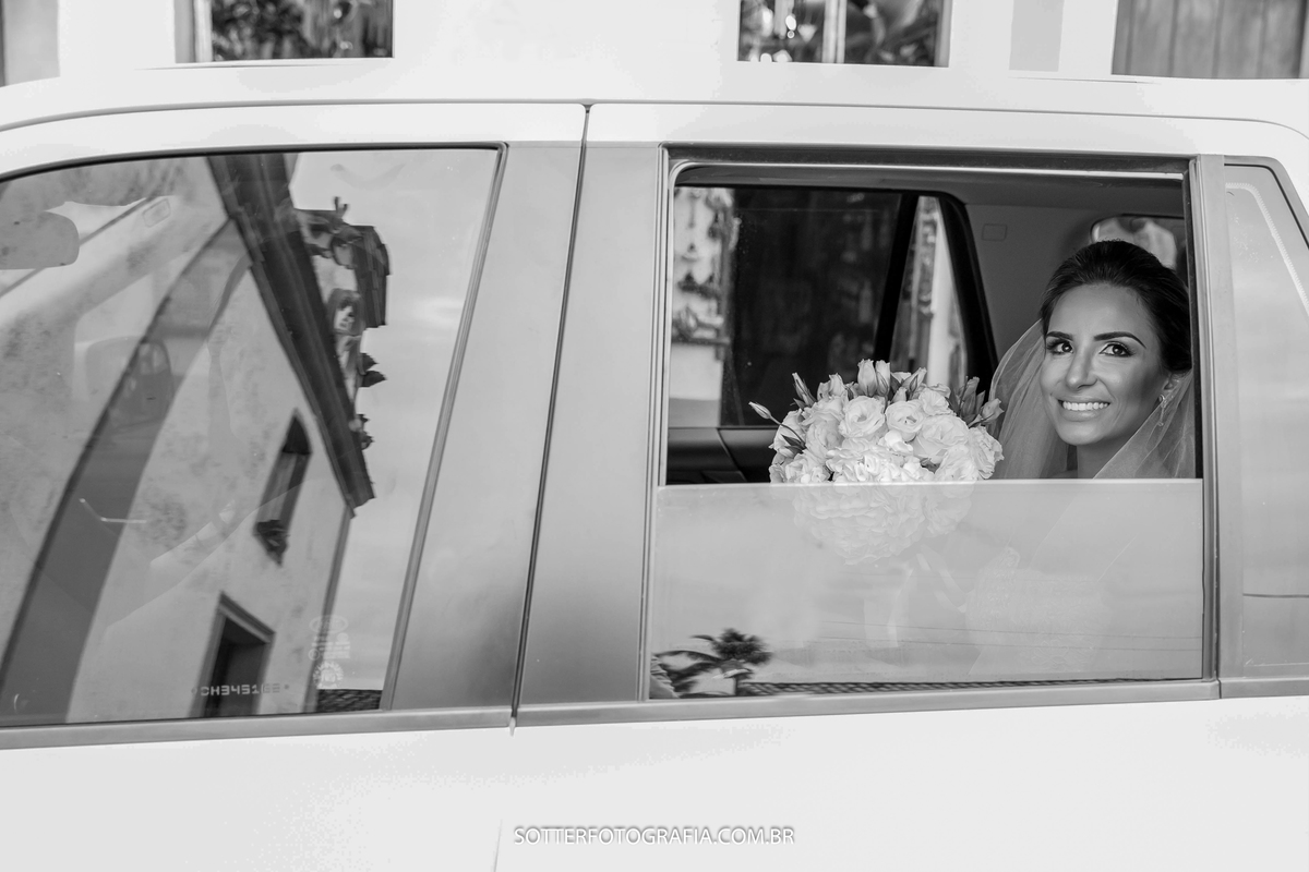 noiva no carro reflexo da igreja de arraial dajuda 