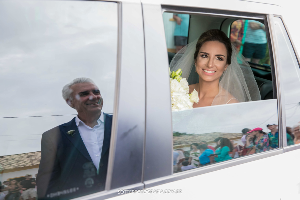 pai emocionado ao ver a noiva chegar 