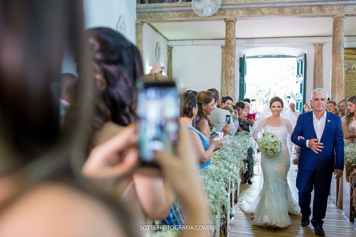 noiva entrando na igreja com o pai