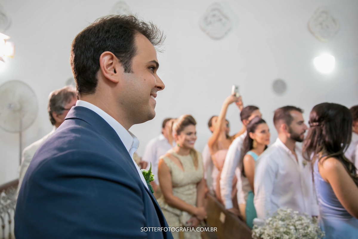 noivo muito feliz ao ver sua amada