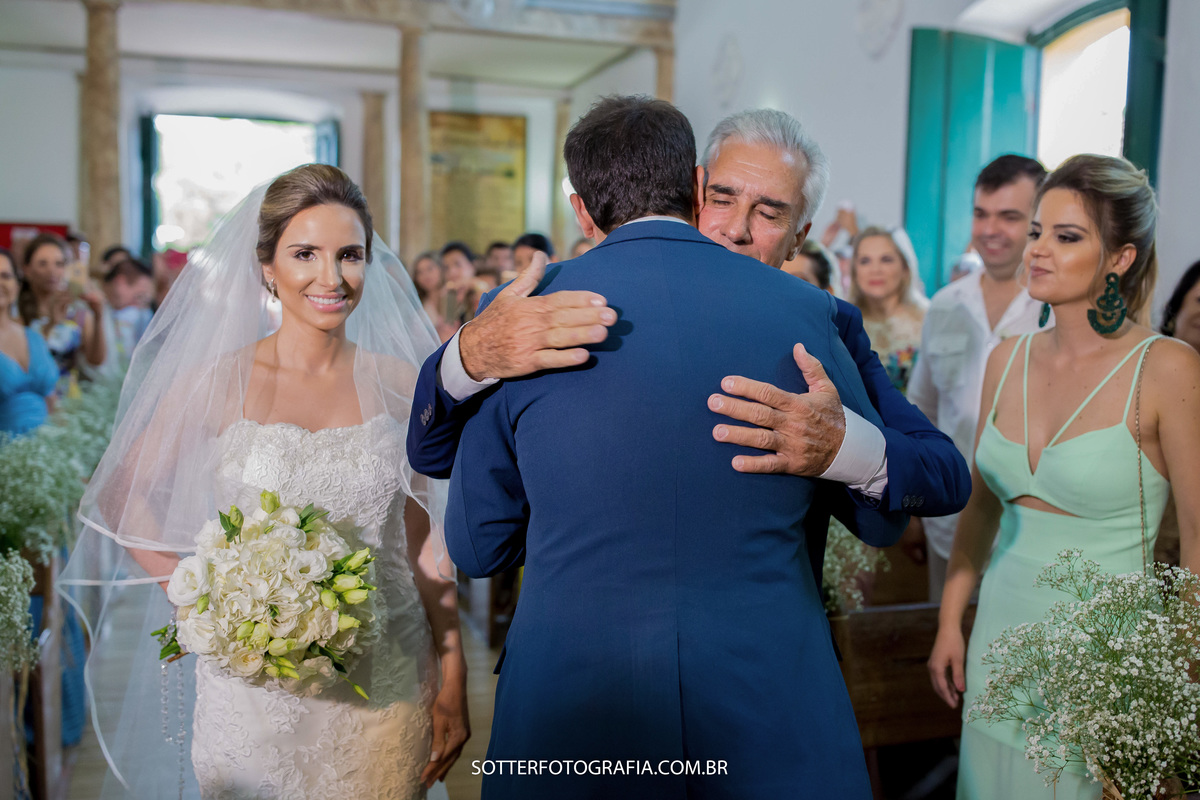 noivo cumprimentando o pai da noiva 