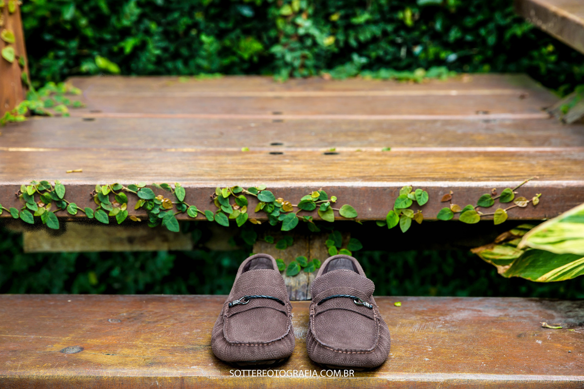 sapato do noivo marron couro calçado do noivo casamento madeira folhas verdes