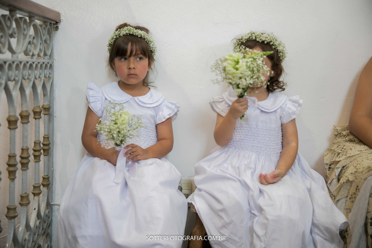 crianças brincando com o buquê
