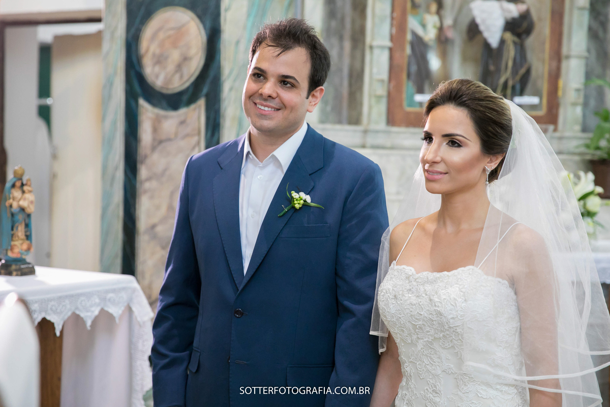 noivo sorrindo para o padre 